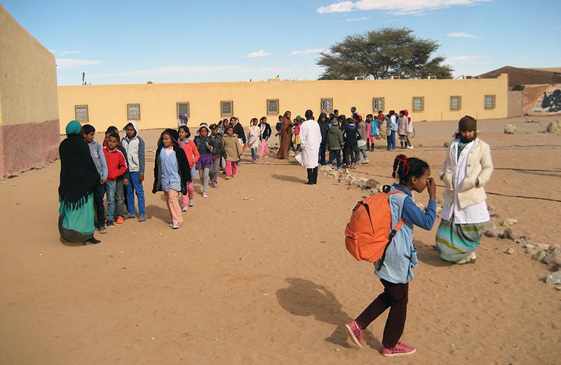 Sahrawilapsia Boujadorin pakolaisleirillä Tindoufin kaupungin lähellä Algeriassa.
